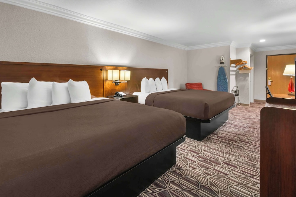 Standard Room, Multiple Beds, Non Smoking, Refrigerator & Microwave photo 3