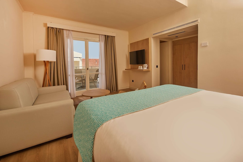 Junior Suite, Balcony (3 Adults) - Photo 3