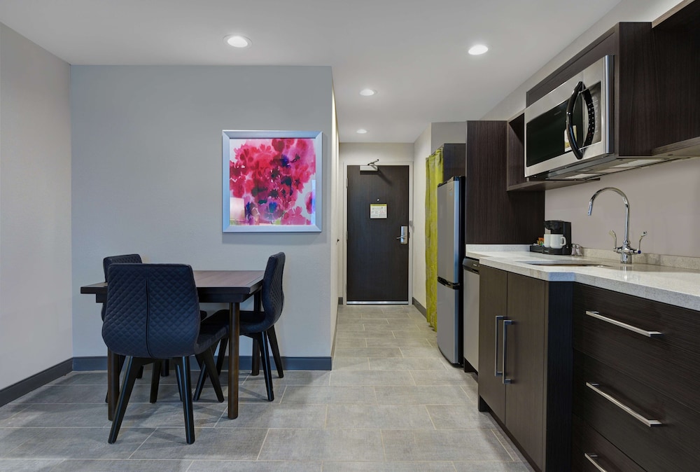 Suite, 1 King Bed, Accessible (Hearing) - Photo 3