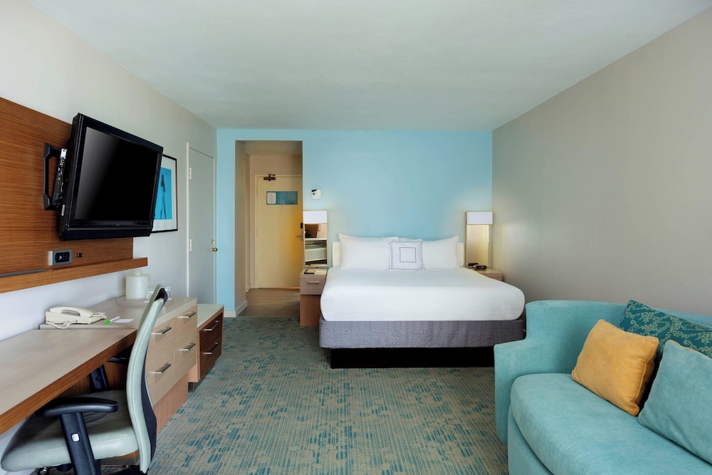 Room, 1 King Bed With Sofa Bed, Pool View (Mobility Accessible, Tub)