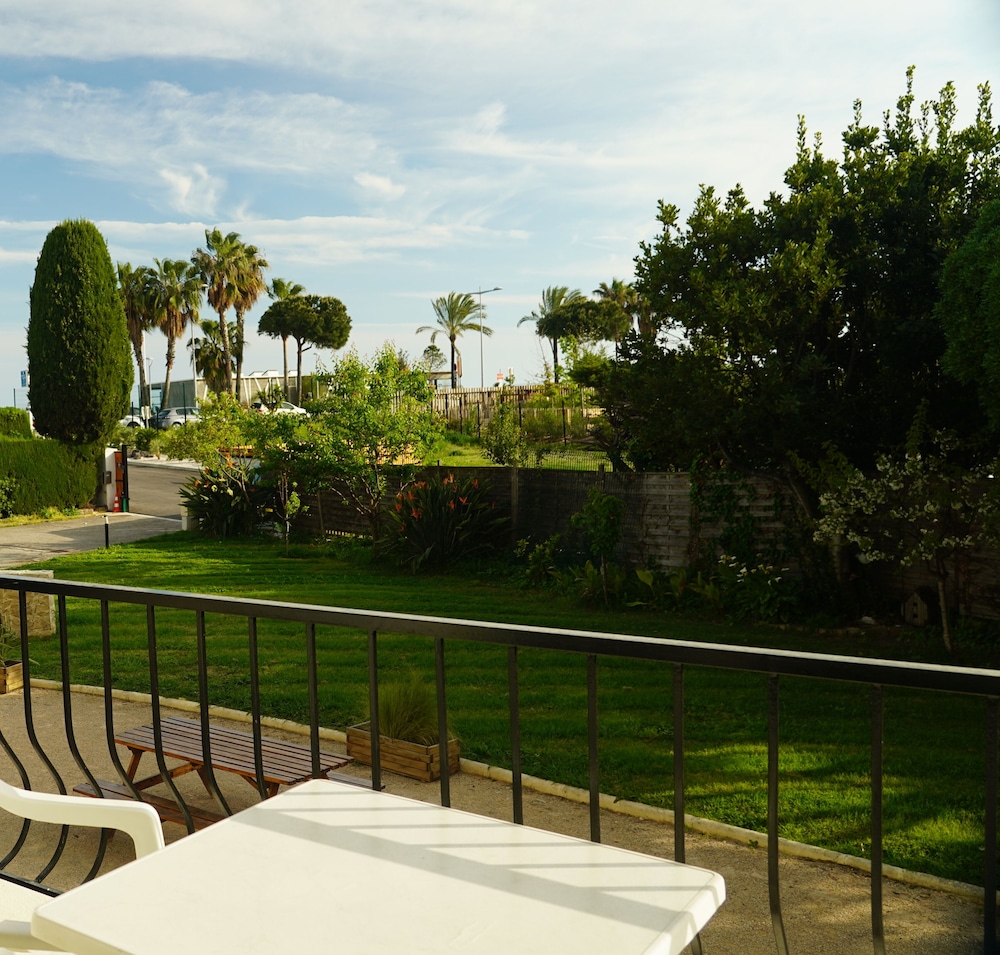 Standard Studio, Balcony, Garden View