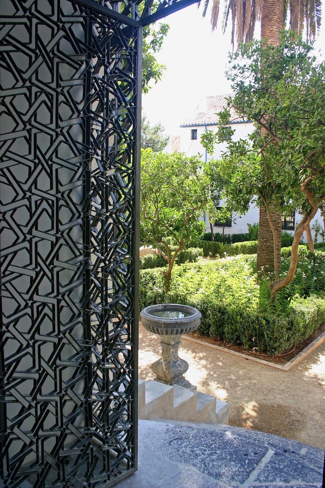 Deluxe Room, Garden View - Photo 6