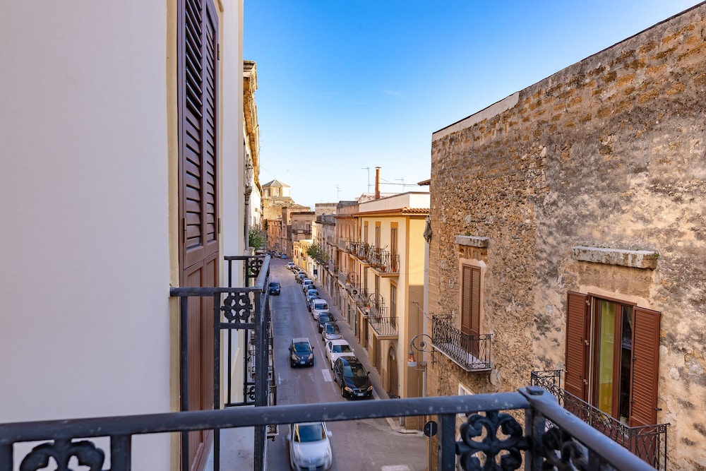 Family Room, City View (201) - Photo 21