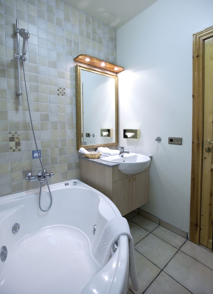 Deluxe Double or Twin Room with Jetted Bathtub
