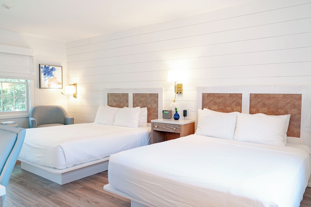 Traditional Room, 2 Queen Beds (Oversized Room) photo 2