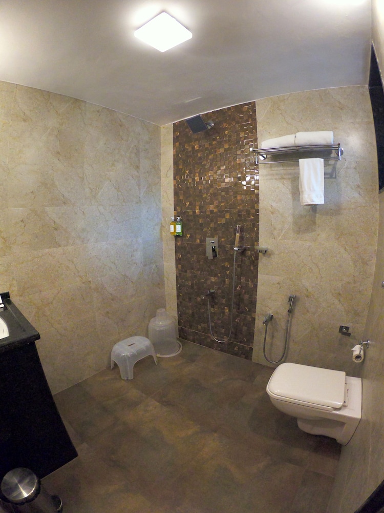 Executive Room with Balcony - Photo 3