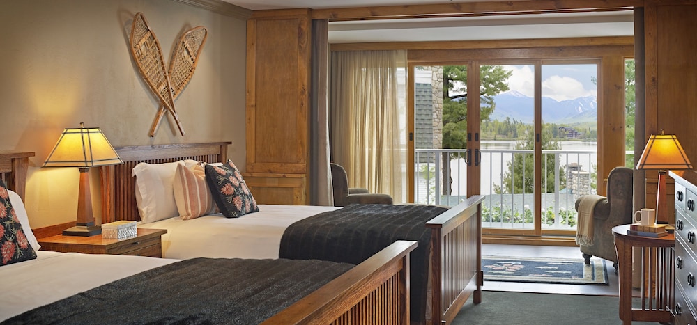 Lookout Room (1st Floor With Sunroom And Limited Lake/Mountain Views) photo 1