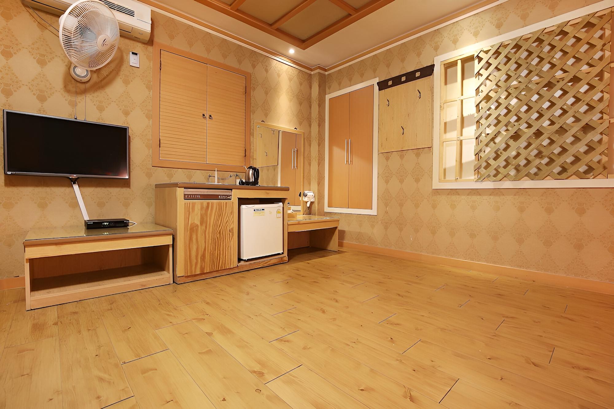 Room (On-dol) - Photo 1