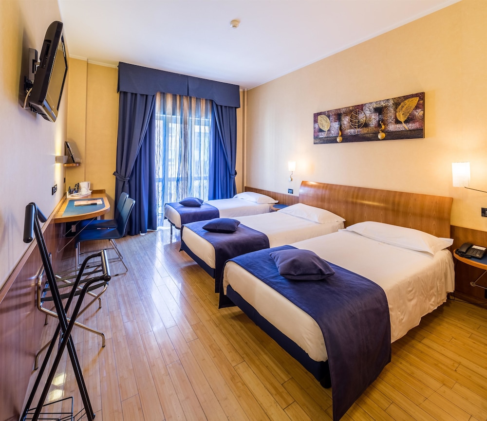 Standard Room, 3 Twin Beds - Photo 1