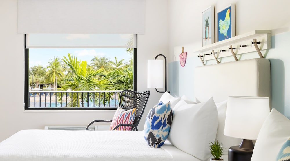 King with Pool View & Terrace - Newly Renovated, photo 6