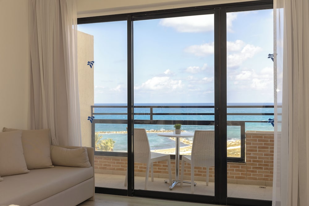 Deluxe Twin/Double Front Sea View room - Photo 4