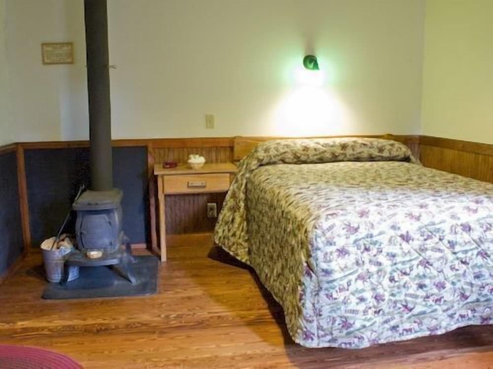 Roughrider Cabin 1 Double / No Bath photo 1