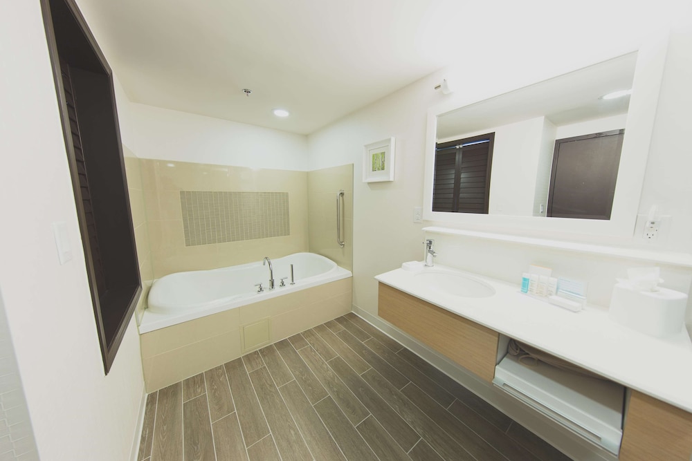 Studio, 1 King Bed, Refrigerator & Microwave photo 2