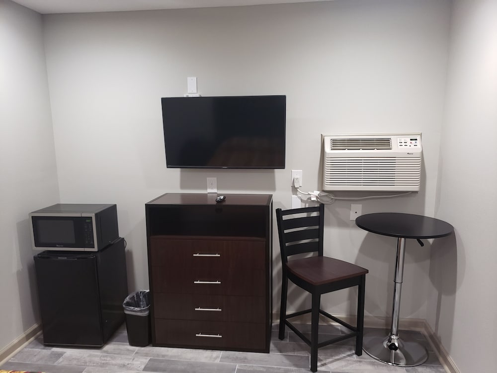 Room, 1 Full Bed, Non Smoking, Refrigerator & Microwave - Photo 2