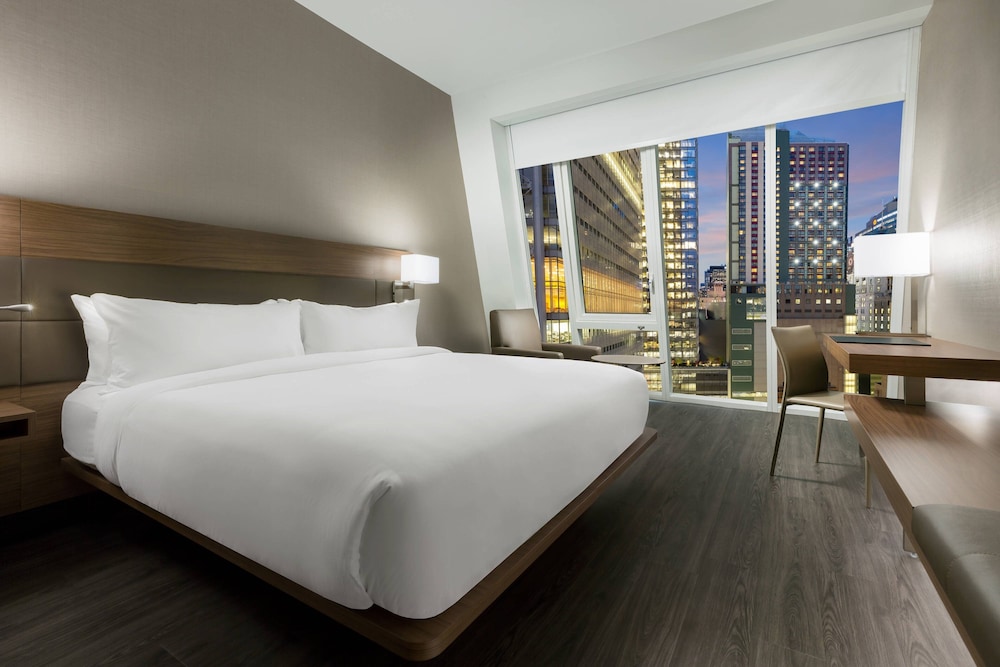 Room, 1 King Bed, City View (Mobility Accessible, Tub) photo 1