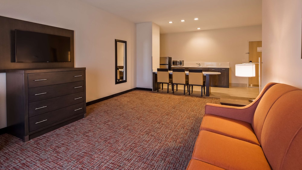 Suite, 1 King Bed, Non Smoking, Refrigerator & Microwave (with Single Sofabed) - Photo 3