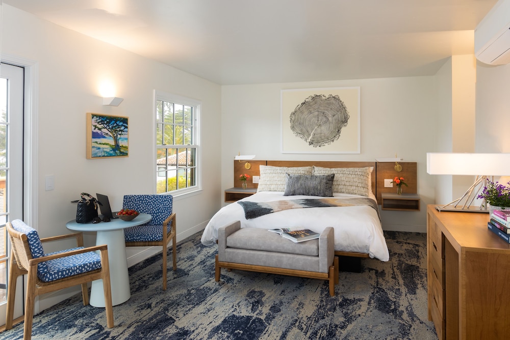 Standard Single Room, 1 King Bed, Balcony, Ocean View
