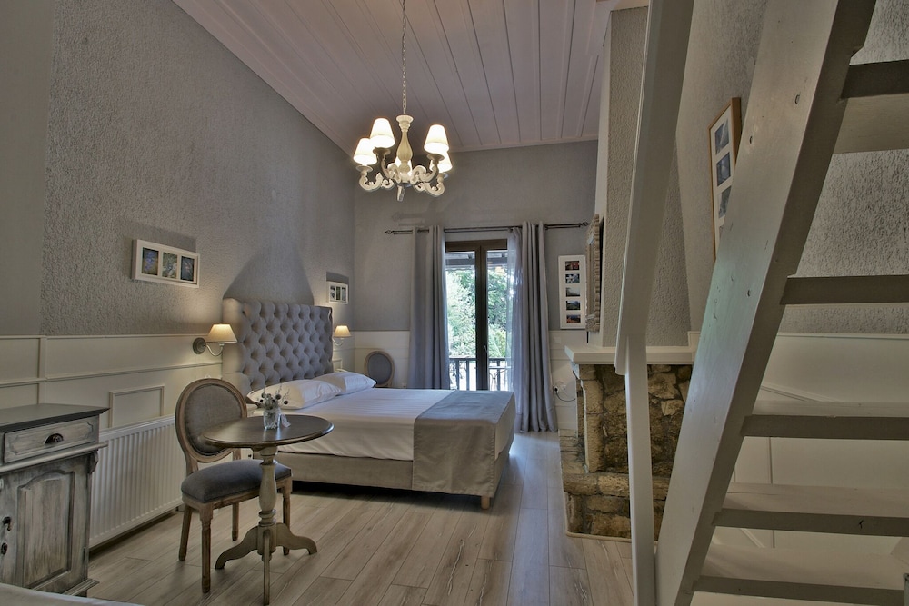 Traditional Quadruple Room, Mountain View photo 1