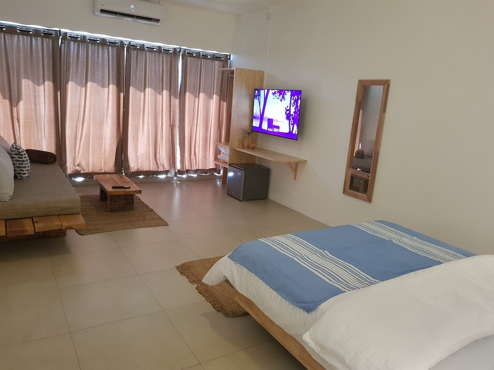 Junior Double Room, 1 Queen Bed with Sofa bed, Non Smoking, Garden View photo 3