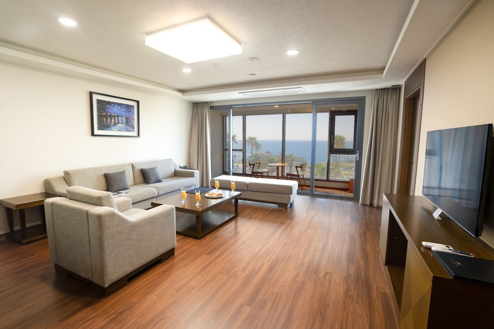 Family Suite, 2 Bedrooms, Ocean View (Breakfast for 4 included) photo 3