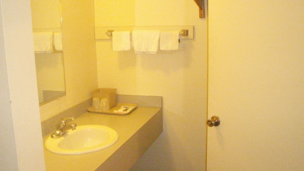 Standard Room, 2 Double Beds, Smoking photo 3