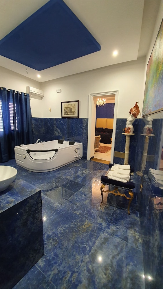 Luxury Studio Suite, Hot Tub photo 1