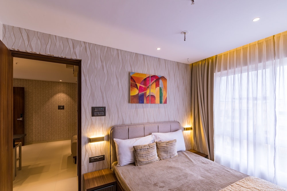 Suite Room with Balcony - Photo 13