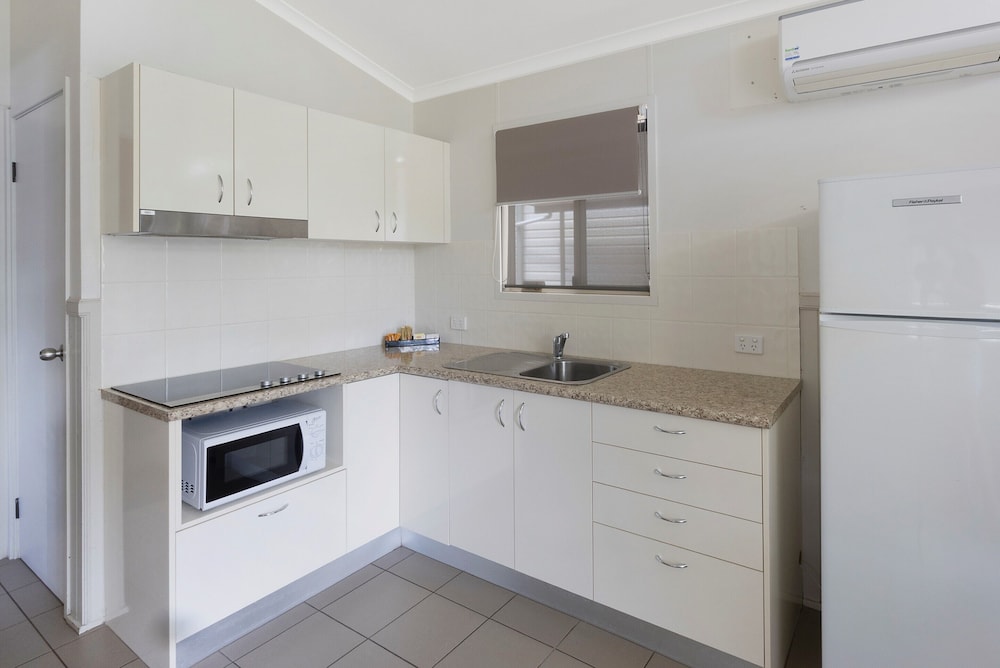 Deluxe Cabin - Sleeps 4 - Dog Friendly photo 3