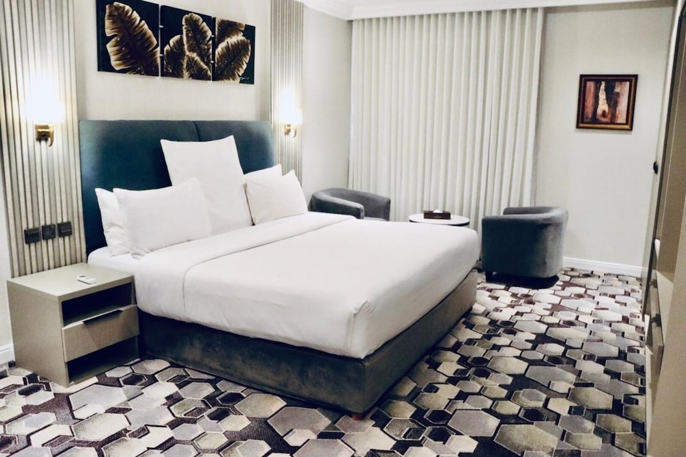 Executive Suite - Photo 3