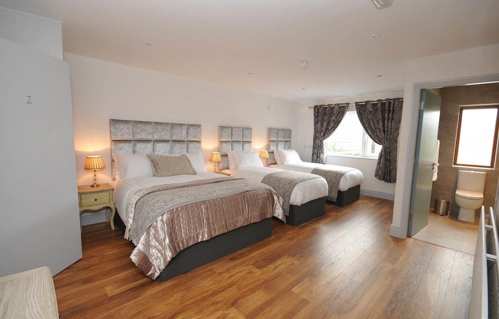 Superior Family Room - Photo 1