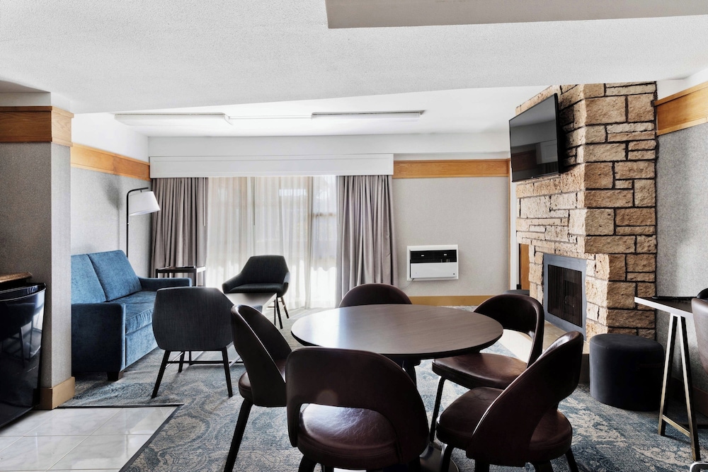 Room, 1 King Bed, Fireplace photo 1