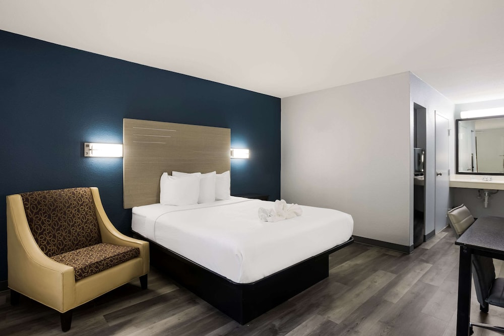 Room, 1 Queen Bed, Accessible, Non Smoking (Roll-In Shower) photo 1