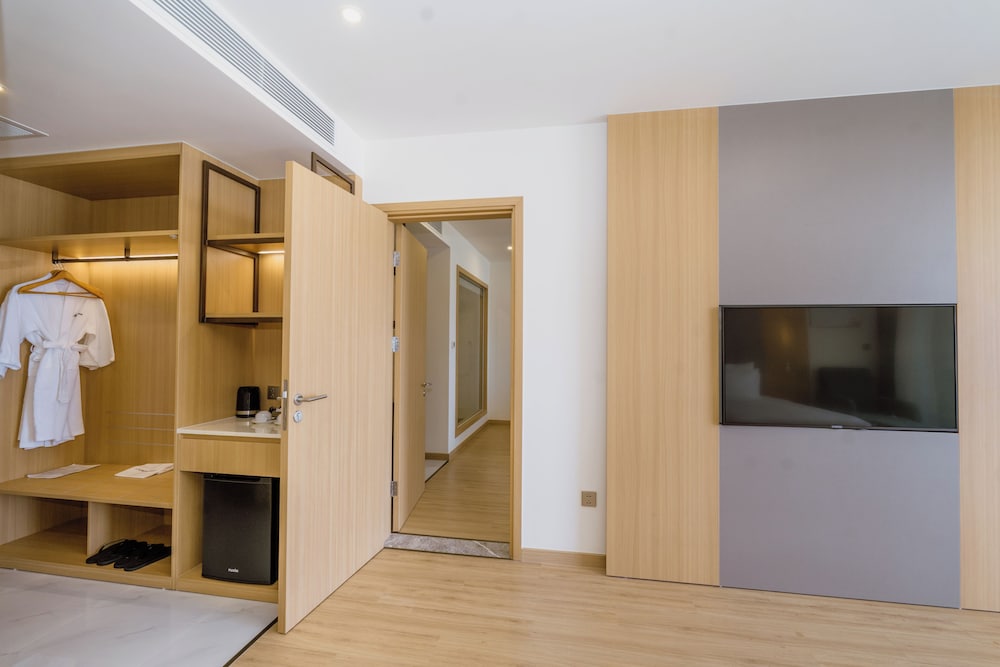 Deluxe Triple Room, Ocean View photo 2
