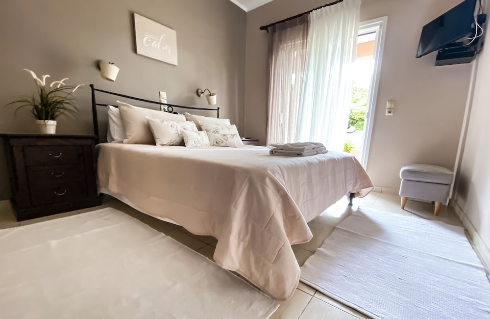 Grand Studio, 1 Queen Bed, Terrace, Garden View (Double) photo 1