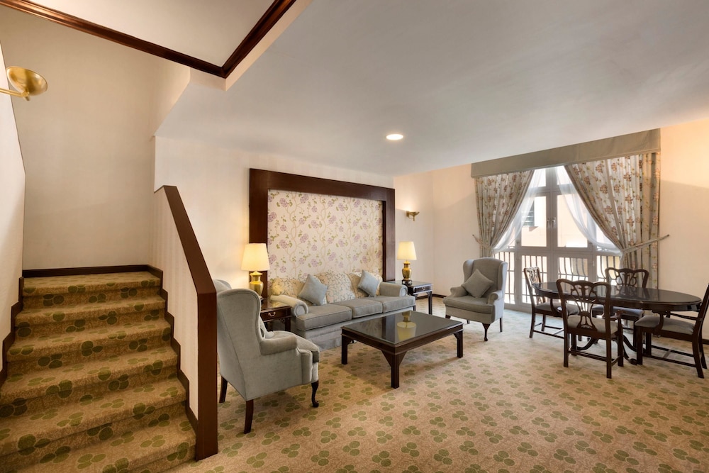 Suite, 3 Bedrooms - Photo 11