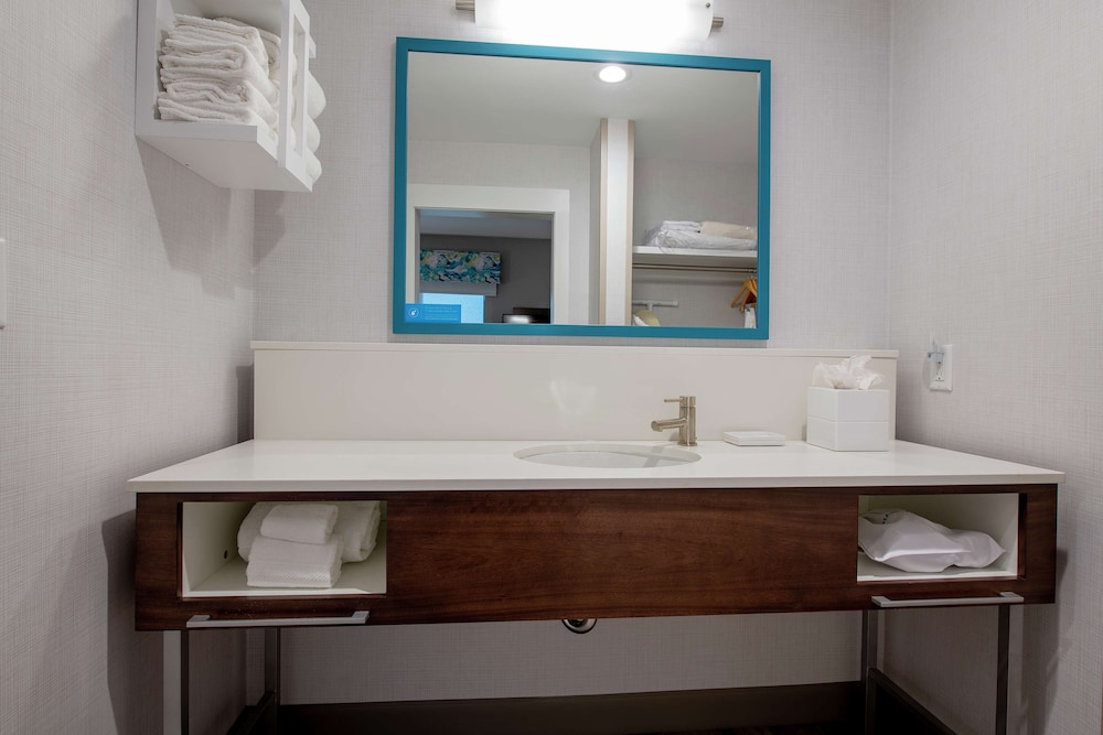 Suite, 1 King Bed, Accessible - Photo 5