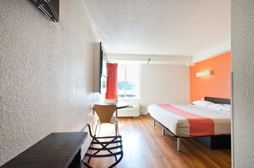 Standard Room, 1 King Bed, Accessible, Non Smoking photo 2