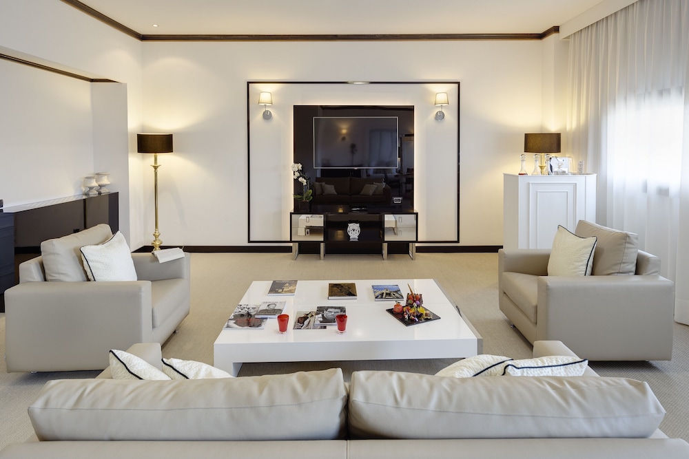 The Level Presidential Suite and Lounge Access