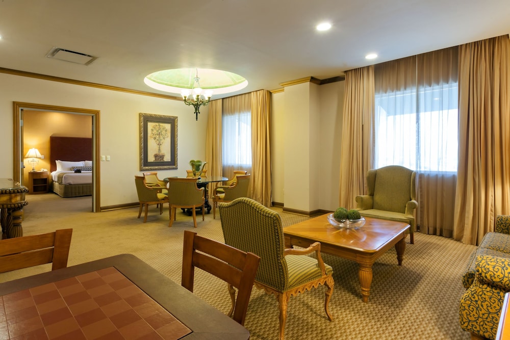 Suite (Primary) - Photo 1