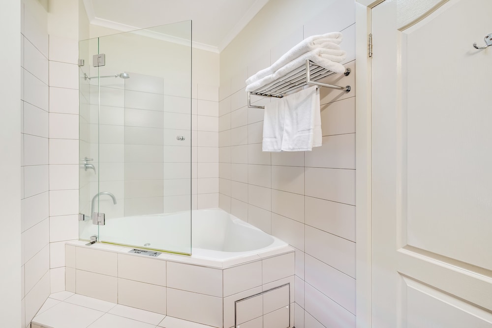 Luxury Suite, Jetted Tub photo 2