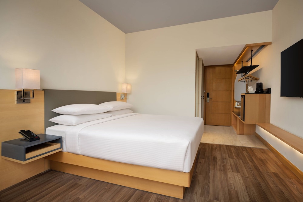 Premium Room, 1 King Bed - Photo 2