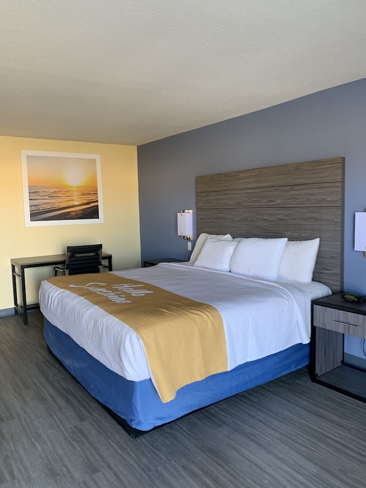 Standard Room, 1 King Bed photo 3