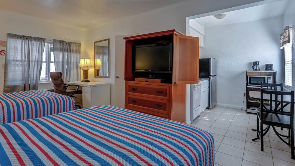 Studio, 2 Queen Beds, Mobility Accessible, Poolside photo 3