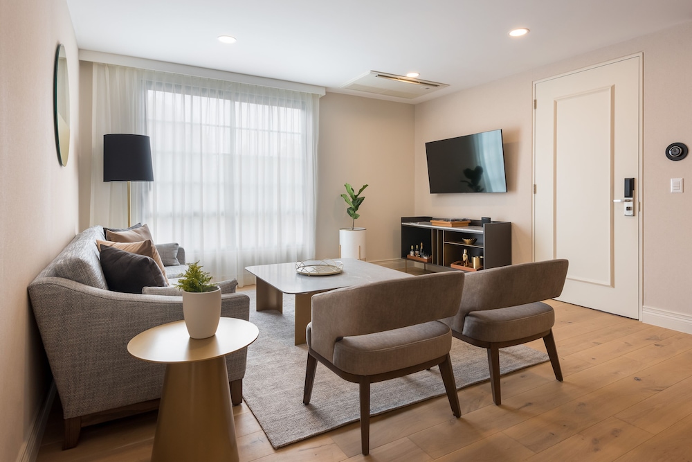Executive Suite - Photo 4