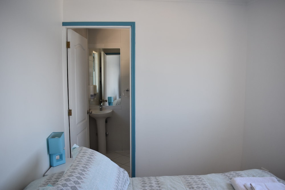 Basic Room, 1 Queen Bed, Ensuite, Sea View photo 2