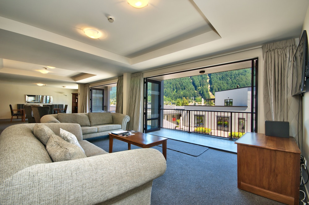 3 Bedroom, 3 Bathroom Mountain View Apartment, photo 6