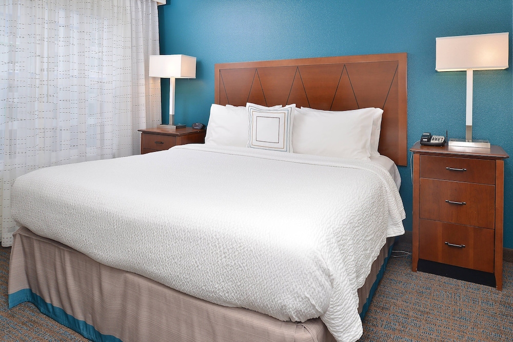 Suite, 1 Queen Bed with Sofa bed - Photo 6