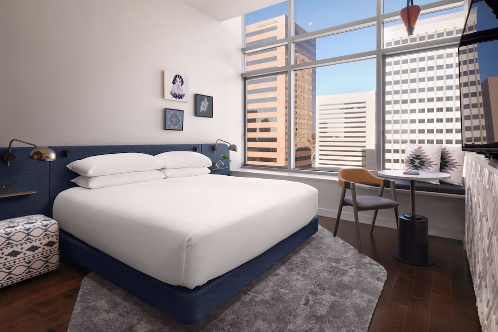 Premium Room, 1 King Bed (Mobility Accessible, Tub) - Photo 2