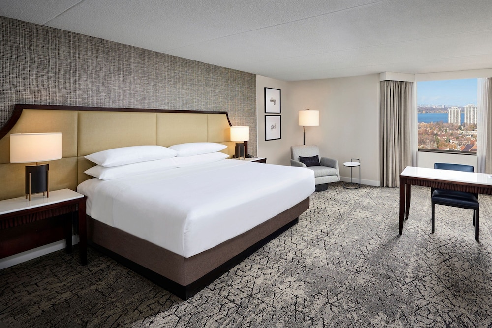 Club Room, 1 King Bed, Corner - Photo 1