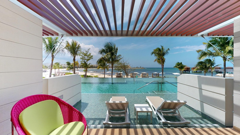 Junior Suite (Platinum Swim Out) photo 2